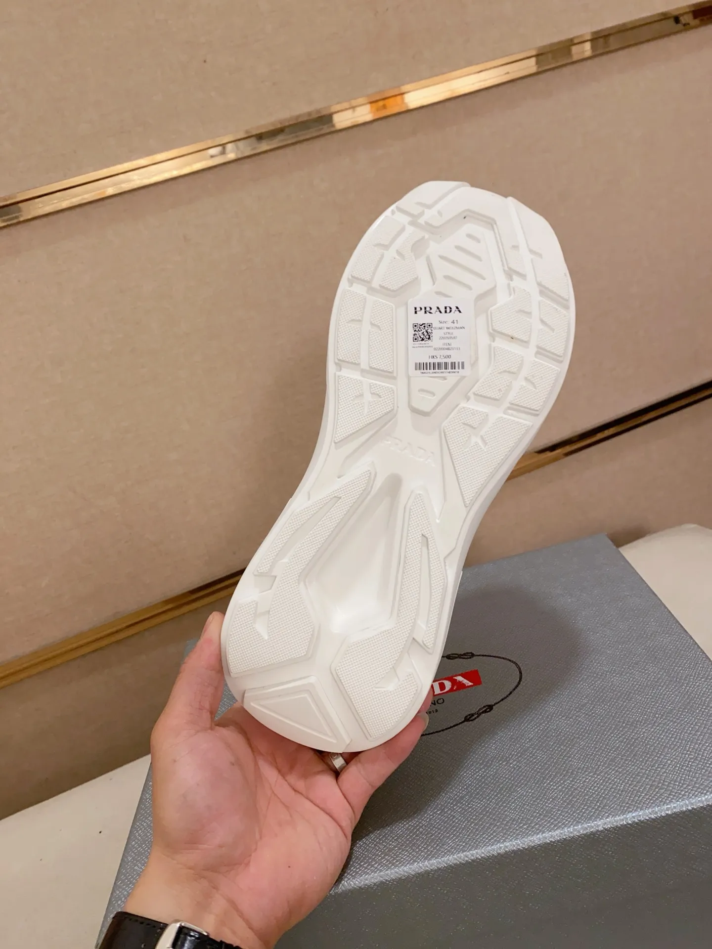 Men's shoes 💰 660💰 ✔️✔️✔️Higher version High-quality new PRADA (Prada) counters are launched simultaneously. The new men's shoes and 😘fabrics are made of high-tech glue-making technology. Lining: Full cowhide lining. 👍🏿 High-end ☄️ Air-cushion molded anti-slip foam outsole, exquisite lines, simple and elegant, comfortable and high-end for leisure travel. Code number: 38 to 44 (45 can be customized and cannot be returned or exchanged)